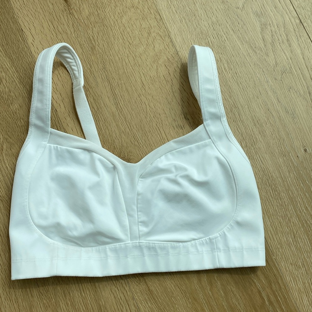 🥰Lululemon Tamer sports bra. White. 34DD